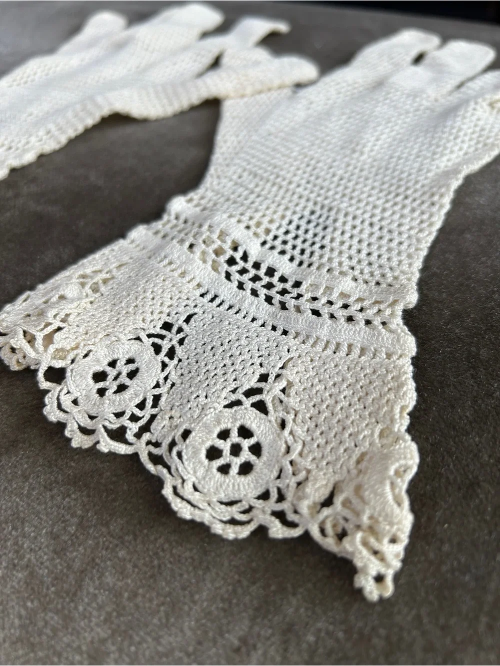 Vintage handmade Crochet Lace Women's Gloves - Cream